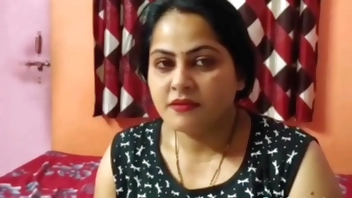 बिस्तर पर सो रही सौतेली मां की चड्डी दिख रही थी मैंने अपना लन्ड सोते हुए मै चूत में घुसा दिया