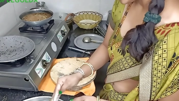 रोटी बनाते समय जोर जोर से धक्का लगाया एक साथ दो काम