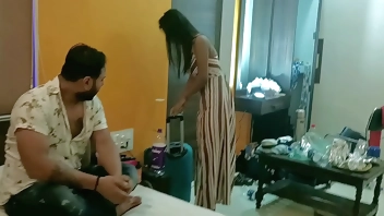 10,000 रुपए में भारतीय किशोरी प्रेमिका की बिक्री! सुंदर प्रेमिका साझा की