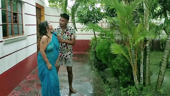 बरसात के दिन भारतीय गर्म चाची आउटडोर सेक्स! कट्टर सेक्स