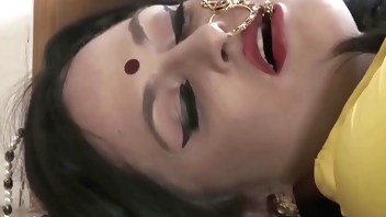 सजना है मुझे सजना के लिए ज़रा उलझी लटें सँवार लूँ हर अंग का रंग निखार लूँ