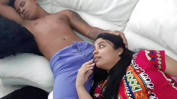 Estoy con la cachonda de mi hermanastra en la sala. Me hace una rica mamada