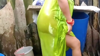 बड़ी गांड वाली गांव भाभी को देवर नहाने के बाद सेक्स