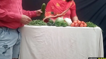 Sabji vechne Waali ko khule bazaar mein hi chod diya, real indian sex video by jony darling