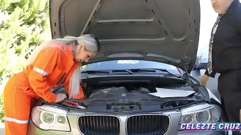 El tipo al que fui arreglarle el auto ,estaba re loco y cuando descubre mi overol roto se calienta y me folla arriba del carro