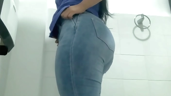 CAMARA OCULTA EN EL BAÑO DEL TRABAJO GRABA ORINANDO A LA HIJASTRA DEL JEFE (BIG ASS, SPY. BIG TITS, URINATING, LATINA)