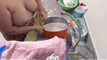 भारतीय देसी भाभी रसोई में बर्तन धोने और अपने बड़े स्तन दिखाने का काम कर रही थीं
