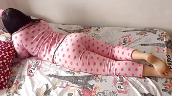 मैं अपनी अशुद्ध लड़की के साथ पजामा पहनकर घर में खेलता हूँ: उन्होंने मुझे उसका प्रभारी बना दिया है और मैं अवसर का लाभ उठाते हुए उसकी बहुत तंग गांड को तोड़ देता हूँ