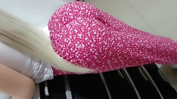 मेरी सौतेली बेटी मेरे साथ यौन संबंध बनाने के लिए स्टोर काउंटर के पीछे उत्तेजक स्थिति में आ जाती है