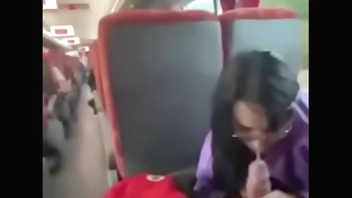 Se la chupo y cogemos en el bus