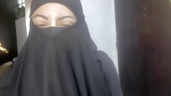 Real Horny Amateur Arab Wife Squirting On Her Niqab Masturbates While Husband Praying HIJAB PORN