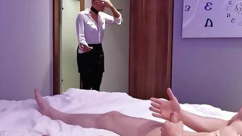 Hotel Putzfrau erwischt Jungspund beim wichsen und hilft mit Sex Deutsch