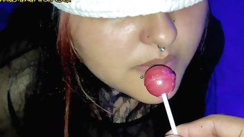 Adivina el sabor con alison gonzalez chupetin o pene ella decide chuparse los dos sin saberlo pov casero en español