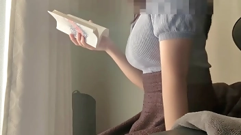 好きな本読んでたのにむらむらして敏感なあそこ触ってたらどんどん気持ちよくなっちゃった巨乳女子