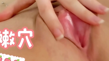 Taking advantage of the weekend when my classmates all went out to have sex, I was alone in the dormitory masturbating crazily, I really want to experience a big cock