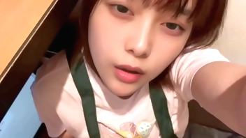 【ネカフェのバイト店員】部屋掃除していたら、シコった後のティッシュを見てムラムラしてきて部屋掃除中にオナニーしてしまう可愛い店員。