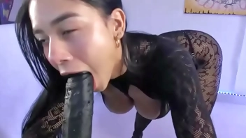 Latina en webcam tragando un consolador negro 3 (nicollbashel)