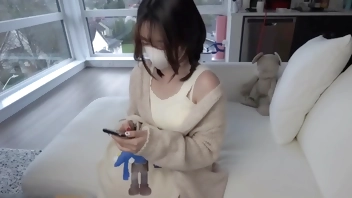 трахнул пришедшую в гости маленькую азиатку