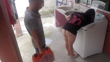 Dona de casa paga técnico com a bunda enquanto marido esta fora