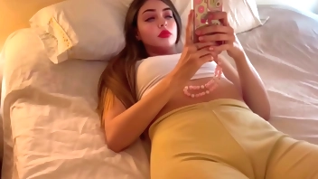 Folla a su hijastra favorita de 18 años en su cama caliente