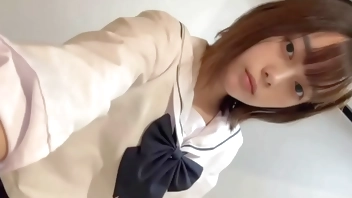 おか○さんが帰ってこないうちにキッチンでオナニーしてみました。おまんこから沢山愛液が出て気持ちよかったです。