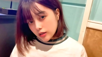 A girl gets into a good mood with a male friend at karaoke and ends up cheating on her boyfriend.