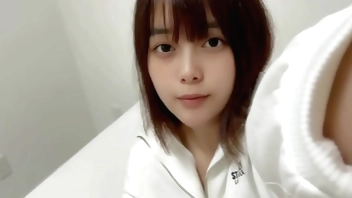 新しく買ったピチピチのジーンズ姿でオナニーしてみました。。恥ずかしい…