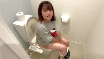 彼氏がいるのに男友達の家に遊びにいったら流れでえっちしてしまいました。。