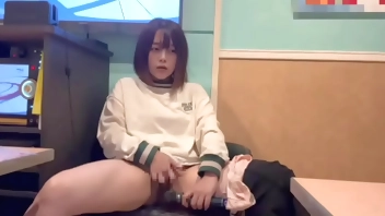 からオケマイクをおまんこに押し当ててオナニーしたら気持ち良すぎて声が出てしまいました…