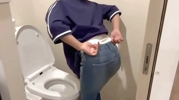 沢山ももかのおまんこみながらシコシコして沢山精子だして…。 ももかも沢山潮出すから…