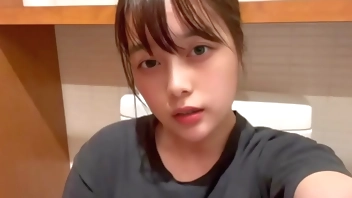 【おまんこの中沢山見せます】ト◯レの中で喘ぐのを我慢してオナニーでイク。沢山ももかのおまんこ見て。。