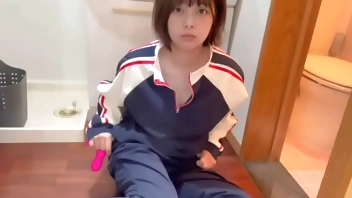 【着衣オナニー】中◯生の時につけていたジャージを履いたままデンマであの時オナニーしてたようにオナニーしてみました…