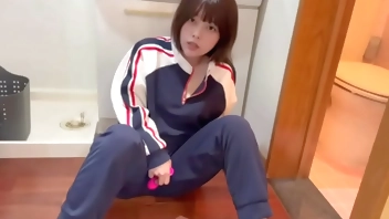 中◯生の時からこのジャージで沢山オナニーしてました…あの小さい時にしてた時のオナニーを再現します。