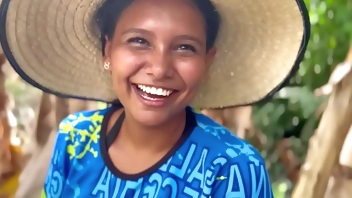 ENCUENTRO A LA CAMPESINA MUJER DEL VECINO EN LA CARRETERA Y ME CHUPA LA VERGA CON TRAGADA DE SEMEN A CAMBIO DE UN CELULAR NUEVO