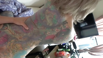 When Rin-san, who has a full body tattoo and dreams of doing sex work for women, sees her naked body after taking off her clothes, she gets horny and sucks on her nipples and neck, mixes her tongue with him in a rich D-kiss,