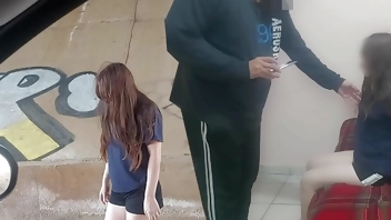 Viejo y jovencita putipobre! La ve bajo un puente recolectando basura y le ofrece dinero para follarla sin condón