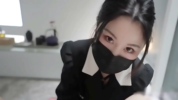 穿着性感内衣和高跟丝袜的美女店员太火辣，被客人抓来一顿猛操