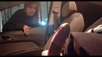 Punheta arriscada para gostosa na rua em público!