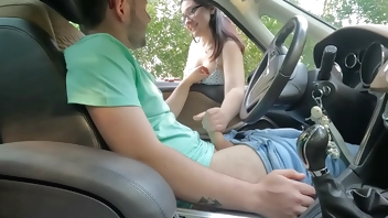 Desconocida me hace una mamada en público.