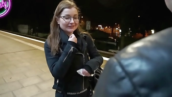 Deutscher TinyEmily von Kontrolleur der Bahn gefickt und Fotze besamt