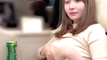 Muestra sus tetas en el tren