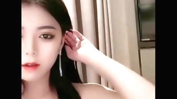 车模下海激情大战，特写吃吊口活棒，第一视角猛怼骚穴，主动骑乘位套弄