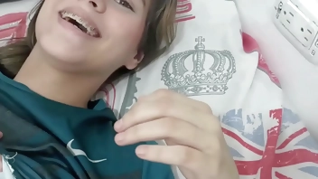 Desvisto a mi timida hermanastra para chuparle sus grandes pechos y echarle mi leche ahí. H.L.