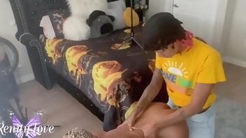 Bi curious Ebony tries out her first Dyke