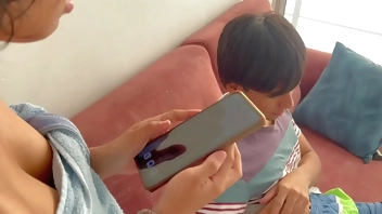 Si no me follas le contaré a mi padrastro que te masturbas con mis fotos: Pequeña latina recibe dura follada por golosa.