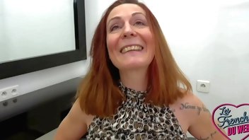 Wendy, coiffeuse coquine qui aime être regardée