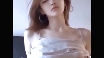 Super beautiful, beautiful breasts, cold white skin, super thin, pure beauty, charming image, extreme temptation