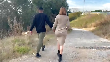 Miss Alessandra está tan cachonda que acaba fallándose a Jesus Reyes en un descampado a pleno día