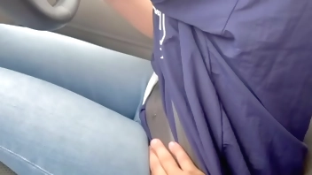 膣内を引き締めるボールをおまんこに入れてドライブしたり人前で歩いてみたりしたらおまんこがヒクヒクして興奮しちゃいました…