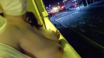 A married woman walks down the aisle of an apartment and gets excited by masturbating while exposing herself：The full video is→https://www.xvideos.red/channels/aika-frau